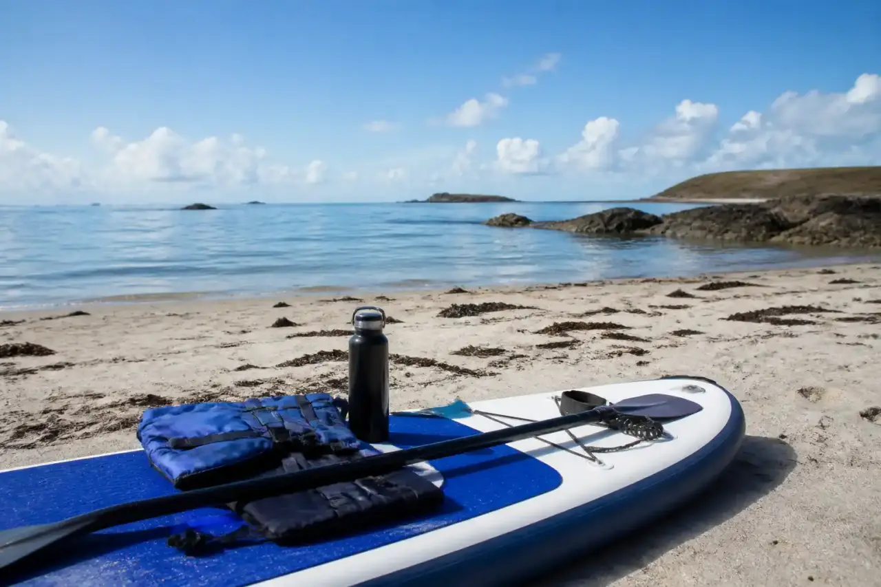 Vue dynamique d'une session paddle sur une eau turquoise