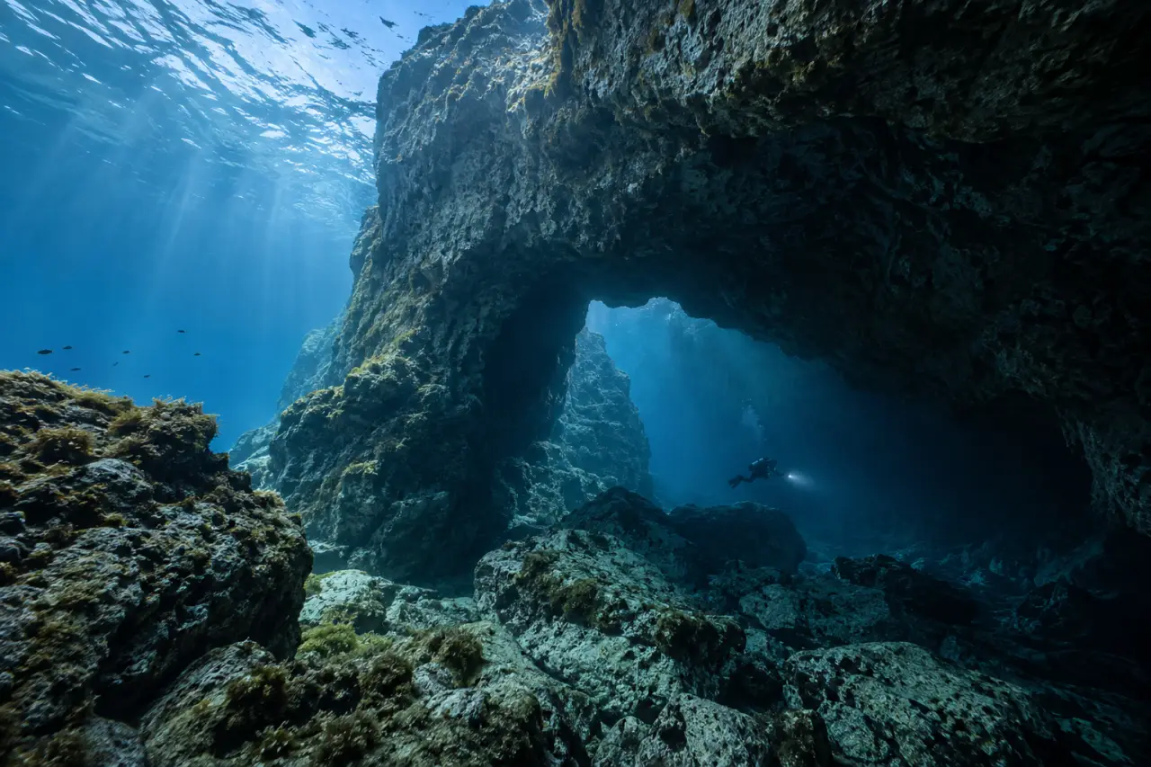 Grotte sous-marine des Vieilles : un site marin à explorer avec prudence